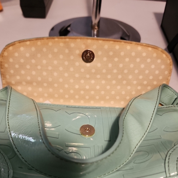 Liz Claiborne Green Shoulder Bag with Textured Finish - Picture 4 of 8